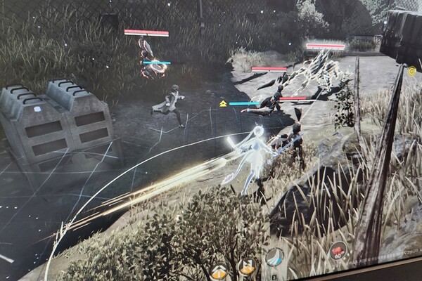 - 파티원은 최대 4명까지 구성할 수 있고, 각 캐릭터마다 1~4번 칸에 스킬이 하나씩 배치된다