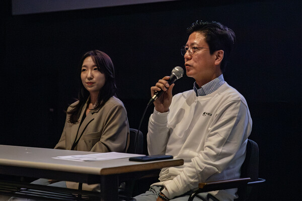 - 좌측부터 김윤진 감독, 김정욱 넥슨재단 이사장