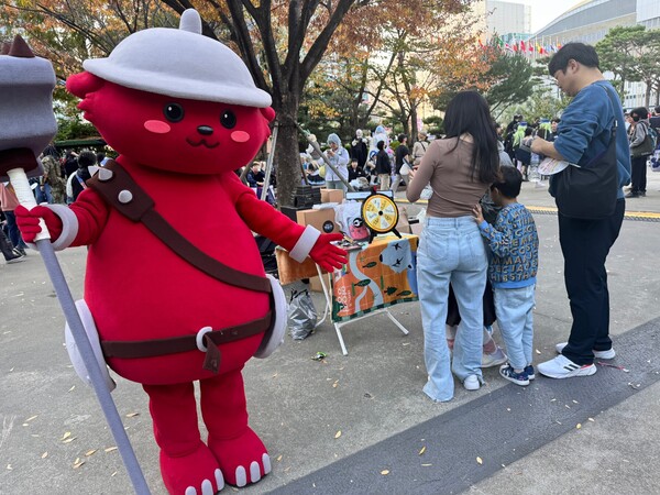 - 메인 부스 외 다양한 즐길거리를 제공한 넥슨