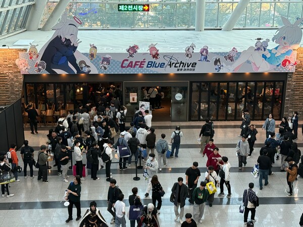- 도피오 커피 앞에는 3일 내내 블루 아카이브 팬들로 가득 하다