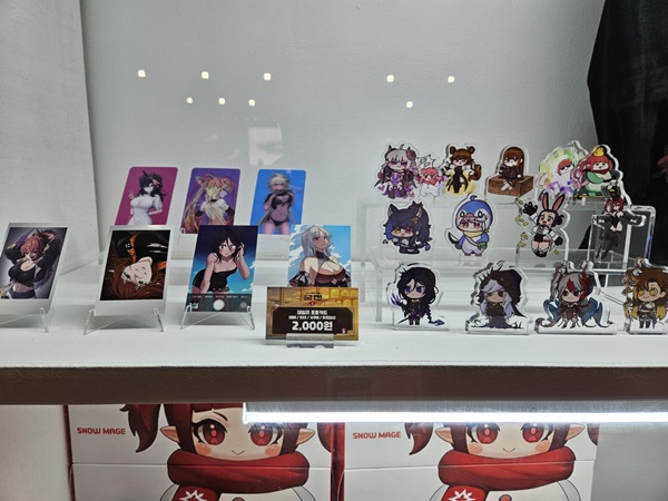 - 아크릴 스탠도로도 존재감을 뽐내는 비질란테