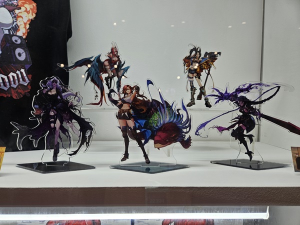 - 고퀄리티 아크릴 스탠드도 빼놓을 수 없다