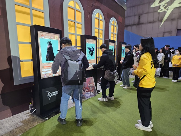 - 스크린에 제시된 형상을 보고 어떤 캐릭터인지 맞춰야 한다