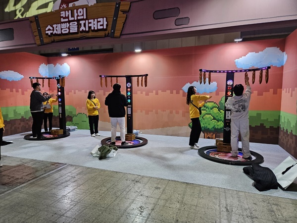 - 떨어지는 수제빵을 잡으면 코인을 줍니다