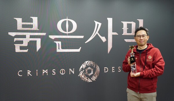 펄어비스 김경만 CBO가 게임 오브 지스타를 받았다.