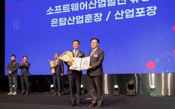 네오위즈홀딩스 나성균 의장(좌)이 과학기술정보통신부 유상임 장관에게 은탑산업훈장을 받았다.