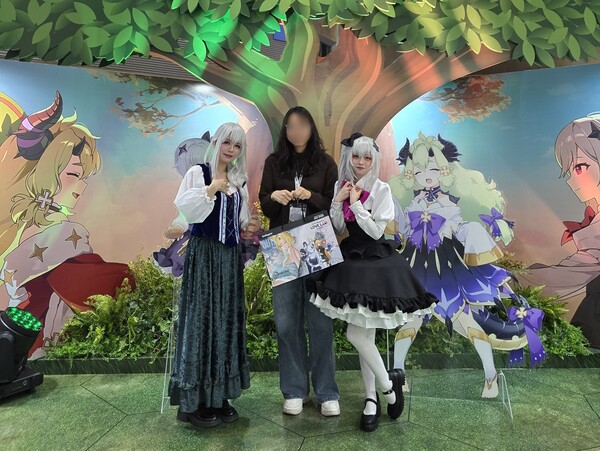 - 우정나무 아래에서의 기념 사진