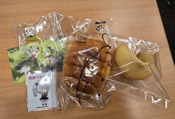 - 판매 중인 굿즈도 전시했다