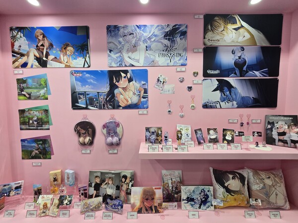 - 러브 랩 굿즈들이 가장 인상적이었다