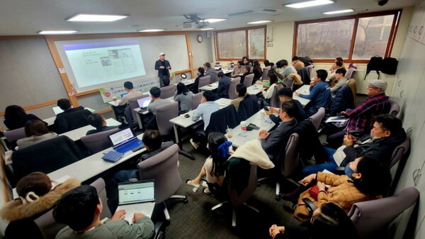  윤승진 숏만연구소 대표의 강연 모습. 사진=박명기