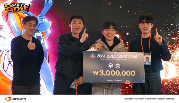 조이시티 박보근 개발 실장(왼쪽)과 한중대항전 대표 선발 1위 더블팀