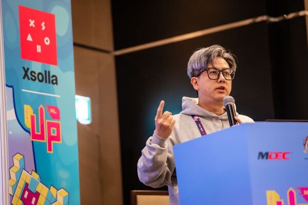 발표중인 어드리안 동남아시아 지사장. 사진=엑솔라