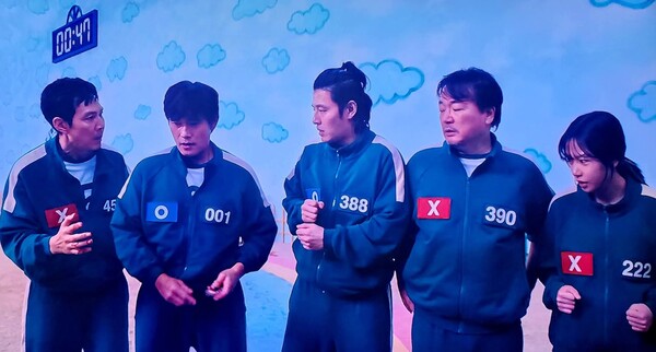 이정재와 이병헌, 강하늘이 같은 조로 게임을 한다. 고 신해철의 '그대에게'가 울려퍼졌다. 사진=넷플릭스 캡처