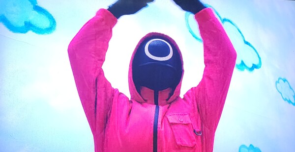 오징어게임2의 마스크맨. 사진=넷플릭스 캡처