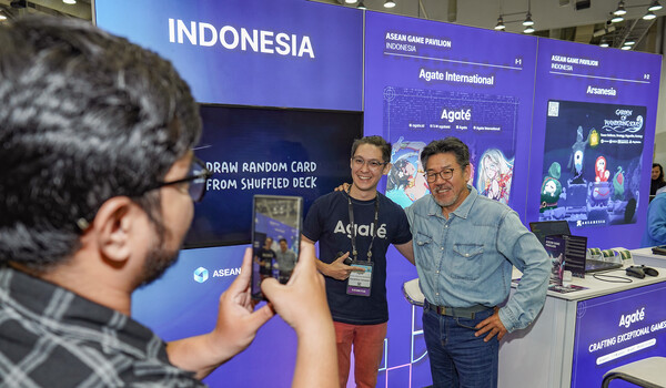 ​지스타2024 아세안 부스에서 이스마완 부사장(왼쪽)과 기자와의 찰칵. 