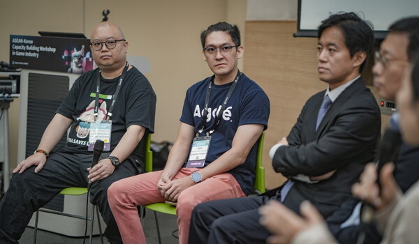 지스타2024에서 이스마완 부사장이 미팅하는 모습.