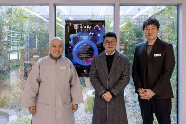 KAIST 명상과학연구소 김완두 소장(왼쪽부터), 엔피 박창준 이사, 카이스트 뇌인지과학과 박형동 교수가 XR 명삼 앱 공동 개발을 발표했다.