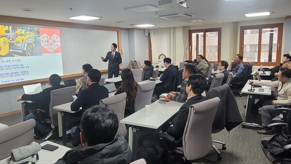 ‘제121회 차이나세미나’에서 고성호 KOTRA 차장이 주제발표를 하고 있다. 사진=한중연합회