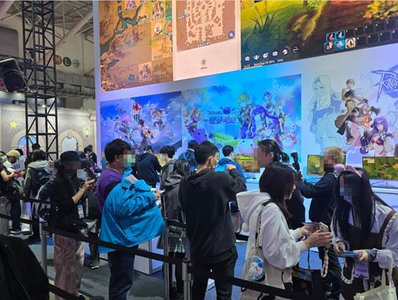 그라비티 타이베이게임쇼 출품작을 시연하기 위해 기다리는 관람객들. 사진=그라비티