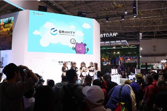 그라비티 커뮤니케이션즈 부스 메인 무대 공연을 보기 위해 모인 관람객들. 사진=그라비티