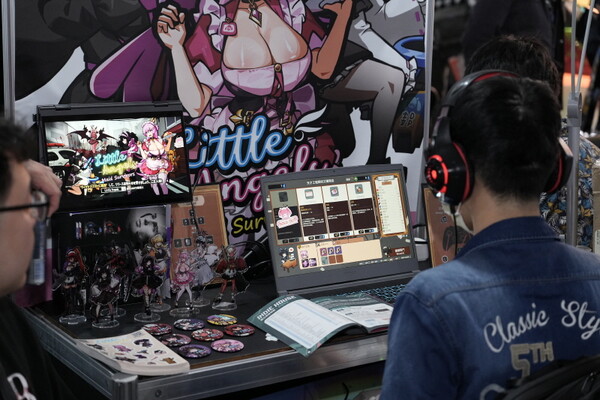 부스에서 게임 체험행사를 갖고 있는 한 게이머. 사진=TGS