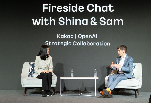 카카오와 오픈AI는 4일 서울 중구 더플라자에서 전략적 제휴체결을 발표하는 공동 기자간담회를 열었다. 정신아 카카오 대표(왼쪽)와 샘 올트먼 오픈AI CEO가 직접 참석해 대담을 했다. 사진=카카오