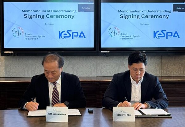 한국e스포츠협회 김영만 회장(왼쪽)과 아시아이스포츠연맹 케네스 포크 회장. 사진=​한국e스포츠협회