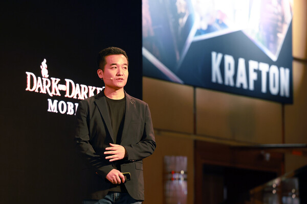 게임스컴 쇼케이스에서 발표하는 ‘다크앤다커 모바일’의 안준석 PD. 사진=크래프톤