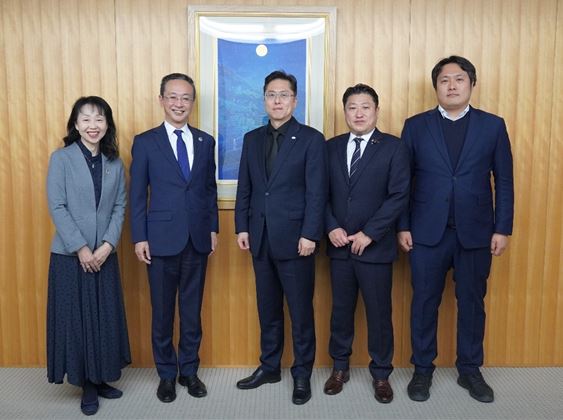 지난 1월 14일, 함저협은 JASRAC과의 실무회의 참석에 앞서 집행부간 상견례를 가졌다. 사진은 (왼쪽부터) JASRAC의 스코 마나미 국제부 상무이사, 이자와 카즈마사 이사장, 함저협의 박혁철 전무이사, 김동현 본부장, 이태진 국제법무국장. 사진 제공=일본음악저작권협회