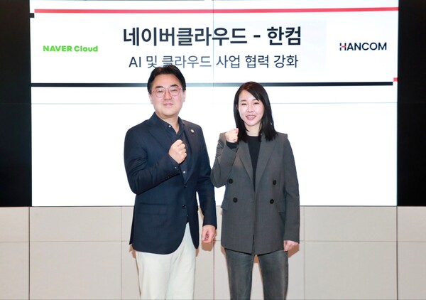 김연수 한컴 대표(오른쪽)와 네이버클라우드 임태건 전무(왼쪽)가 전략적 협력을 논의한 자리에서 기념사진을 촬영하고 있다.  사진=한컴