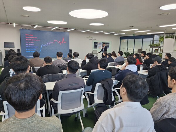 컴투스 SAY 1기 오리엔테이션에서 최석원 컴투스플랫폼 대표가 특강을 진행했다.