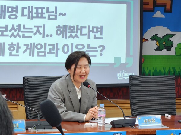 - 강유정 위원장