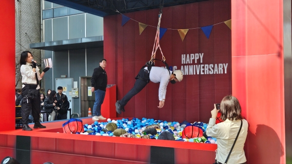 - 인간 인형뽑기가 되어 온몸으로 보상을 획득해야 한다