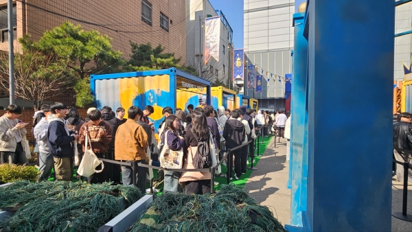 - 평일 오후인데도 수많은 팬들이 방문했다