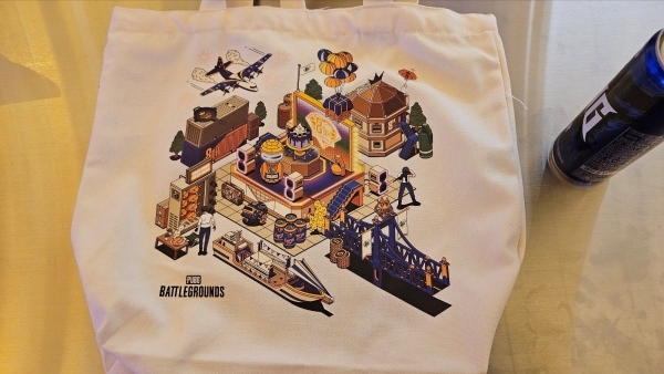 - 행사 방문객 모두에게 제공되는 배틀그라운드 8주년 에코백