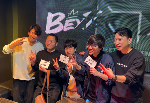 디제이맥스 리스펙트 V 일본 팝업 스토어에서 열린 팬 사인회에 참여한 팬들이 디렉터 제온(맨 왼쪽), 총괄 프로듀서 백승철(맨 오른쪽)와 기념 사진을 촬영하고 있다.