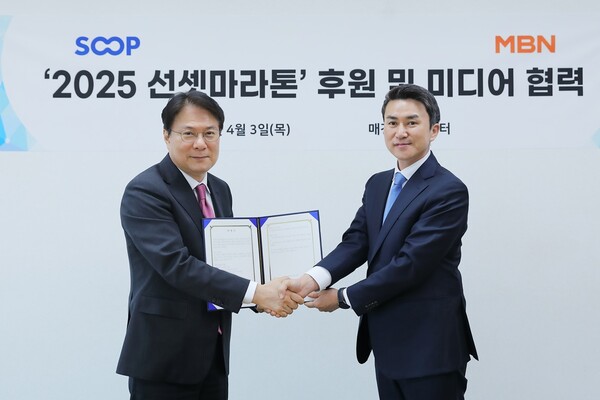 이동원 MBN 대표(왼쪽)와 최영우 SOOP 대표가 업무협약을 맺었다.