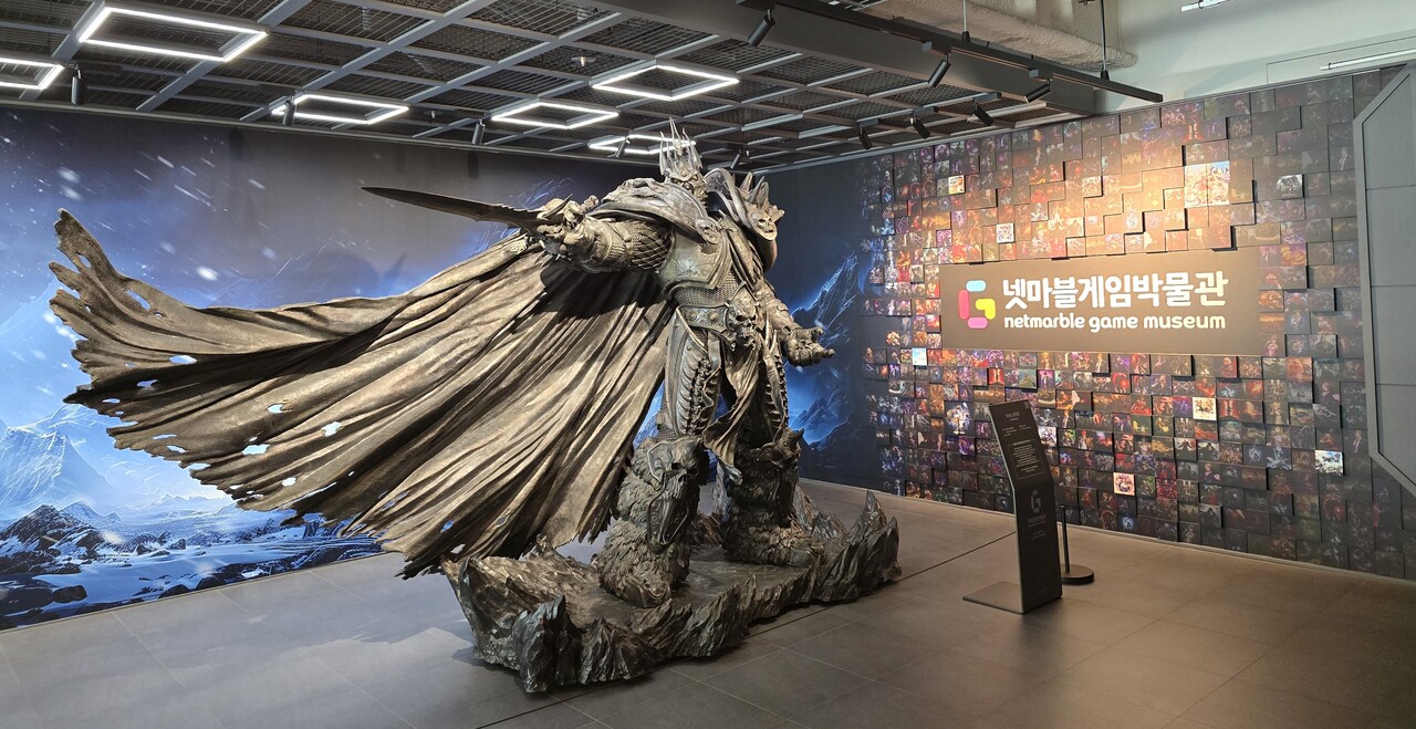 - 넷마블 게임박물관과 입구에 전시된 아서스 조각상