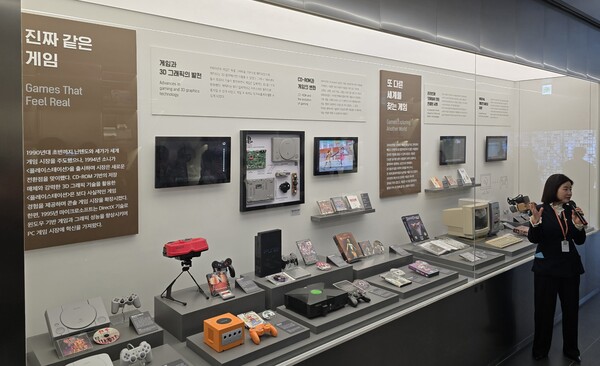 - 조지영 박물관 운영팀장이 도슨트로 전시를 소개했다