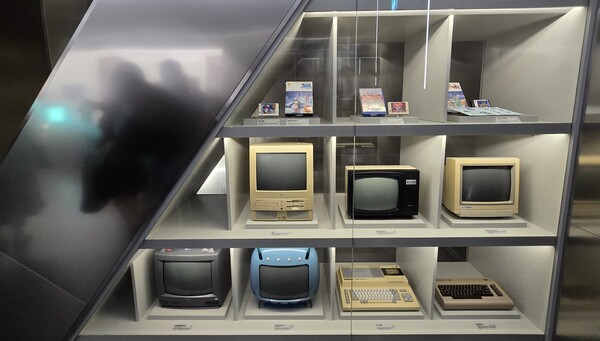 - 보이는 수장고는 후면도 관람 가능하다