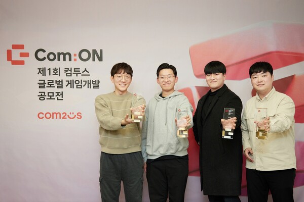 FFF팀 박영로(왼쪽부터), CODELAMP팀 최승부, HYGG2팀 서희영, 슬라임스튜디오팀 지용한이 컴온 시상식에 참석했다.