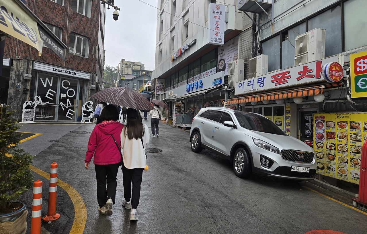 - 회현역에서 500m 정도 걸어가면 만날 수 있는 백범 광장