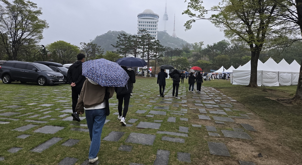 - 백범 광장 입구