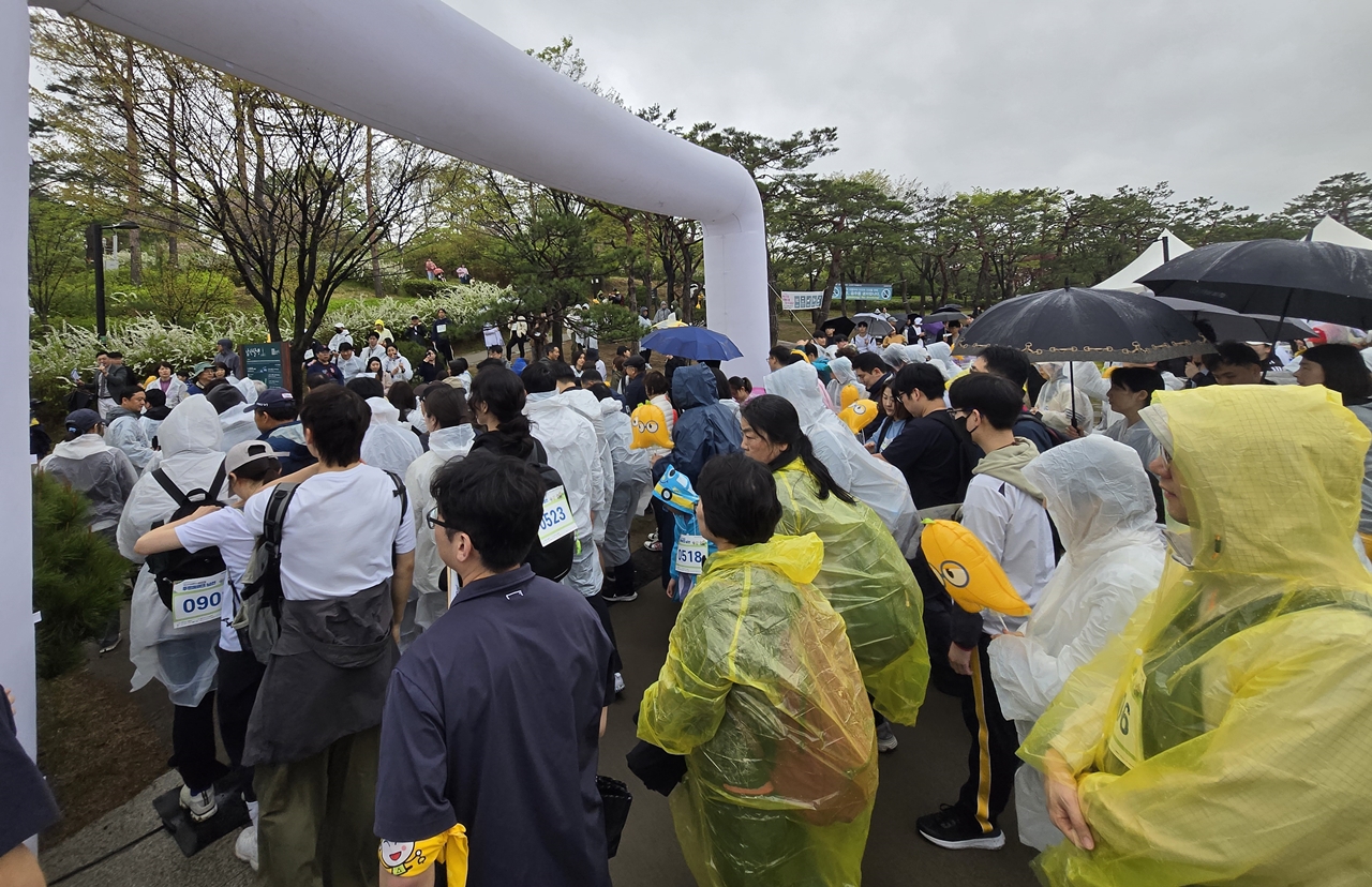 - 슬로우 마라톤은 오전 9시에 시작됐습니다