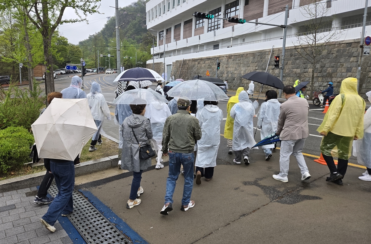 - 운영진과 경찰들의 노력으로 안전하게 걸어갈 수 있었죠