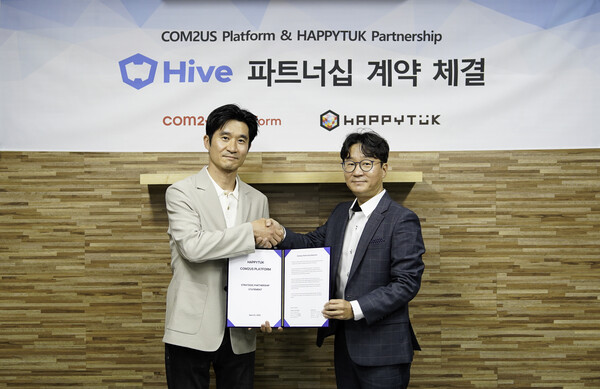 컴투스플랫폼 김종문 상무(좌)와 해피툭 양민영 대표가 파트너십 계약을 체결했다.