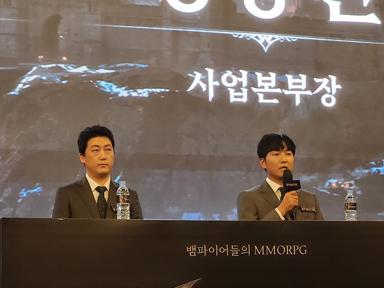 - 넷마블네오 한기현 뱀피르 총괄 PD(좌), 넷마블 정승환 사업본부장. 사진 = 최은상 기자