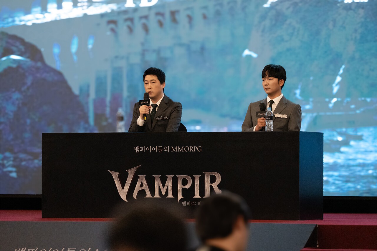 - 넷마블네오 한기현 뱀피르 총괄 PD(좌), 넷마블 정승환 사업본부장 (넷마블 제공)