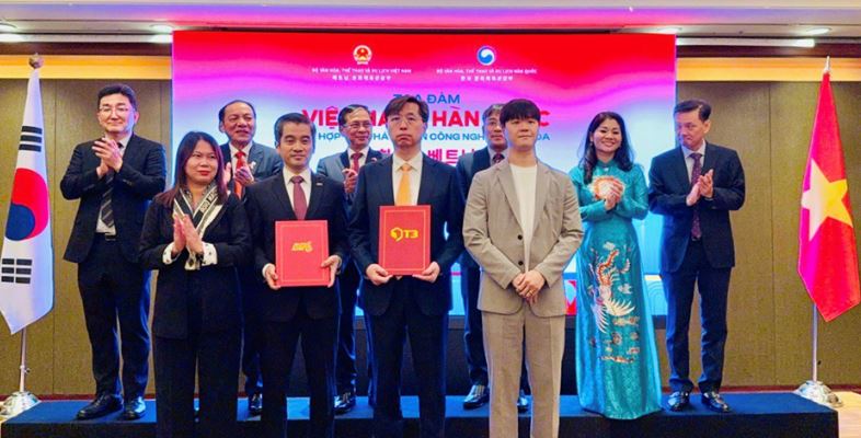 홍민균 티쓰리 대표(사진 우측)와 VTC Chu Tien Dat 회장(사진 좌측)이 11일 서울 롯데호텔에서 베트남 시장 확대를 위한 전략적 MOU를 체결했다. 사진=티쓰리