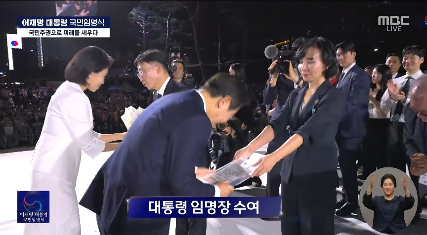 독자적인 'AI 파운데이션 모델 프로젝트' 참여 기업인 NC AI의 이연수 대표가 국민대표로 이재명 대통령에 국민임명장을 수여했다. 사진=mbc 방송 캡처